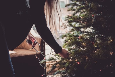 女人触碰圣诞树

